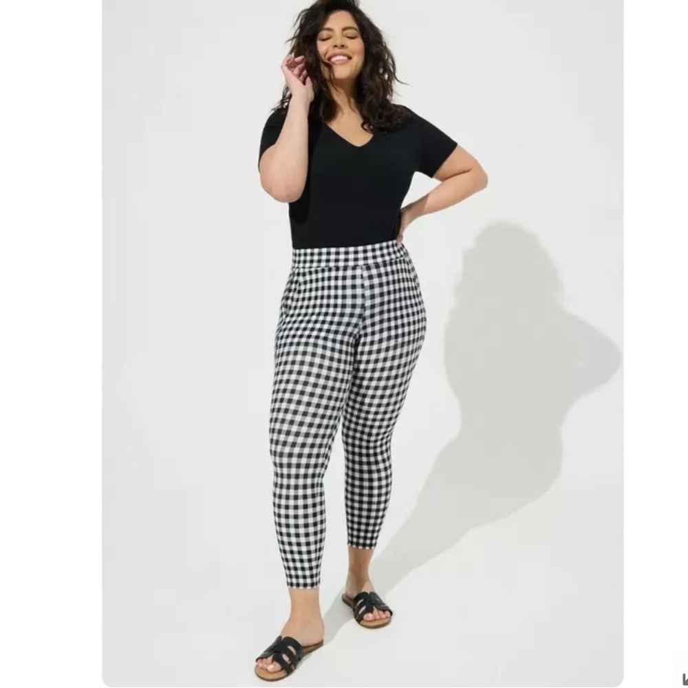 Torrid Crop Signature Waist Pocket Premium Legging
